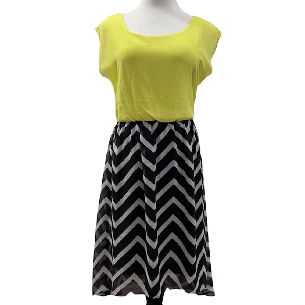 🆕 NWT High-Low Chiffon Chevron Dress